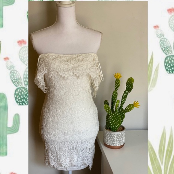 Miss Holly | Off the shoulder white lace mini dress Size 8 - Picture 4 of 11